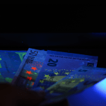 COMO IDENTIFICAR UMA NOTA FALSA? SAIBA O QUE FAZER! COMO IDENTIFICAR UMA NOTA FALSA? SAIBA O QUE FAZER!