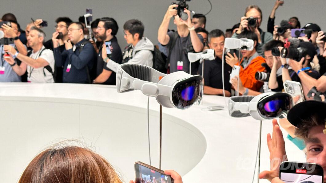 Apple adia lançamento de Vision Pro para focar em modelo mais acessível.