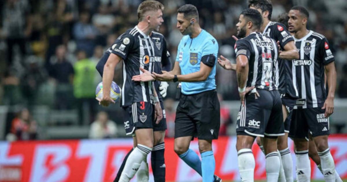 Arbitro esclarece expulsões e confusão durante Atlético x Palmeiras.