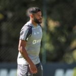 Torcedor atencioso presenteia Hulk com lembranças especiais do Atlético.