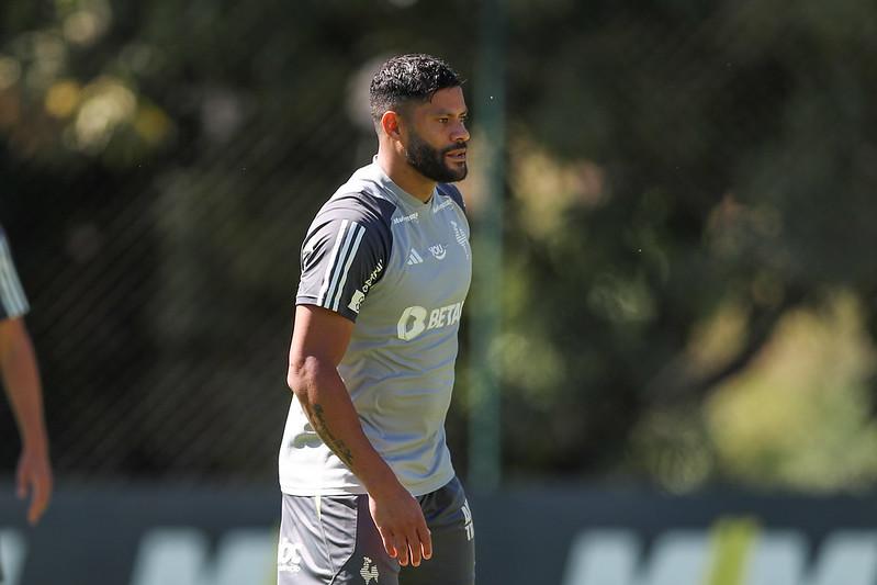 Torcedor atencioso presenteia Hulk com lembranças especiais do Atlético.