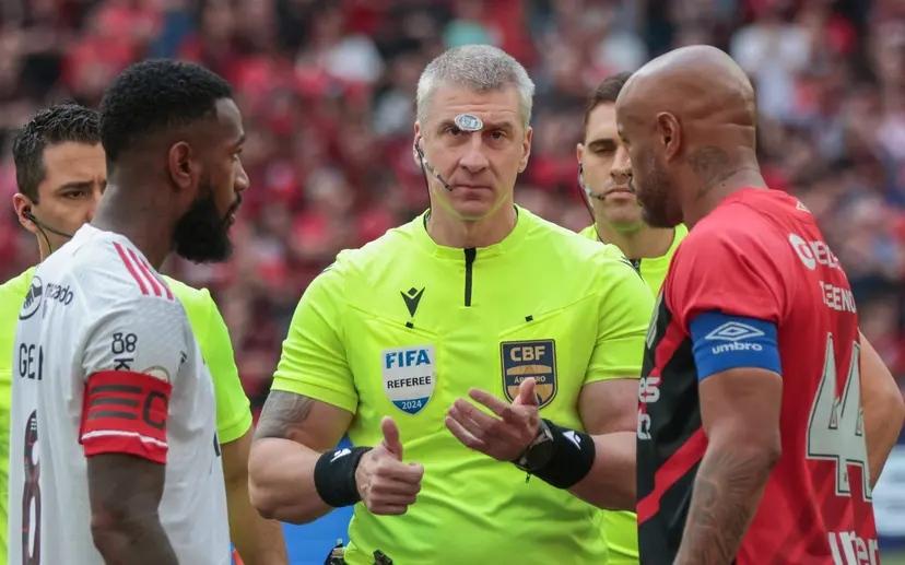 Áudio do VAR entre Athletico-PR e Flamengo é divulgado.
