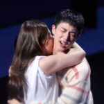 Fãs que assediaram Jin da BTS serão acusados de agressão sexual. Fãs que assediaram Jin da BTS serão acusados de agressão sexual.