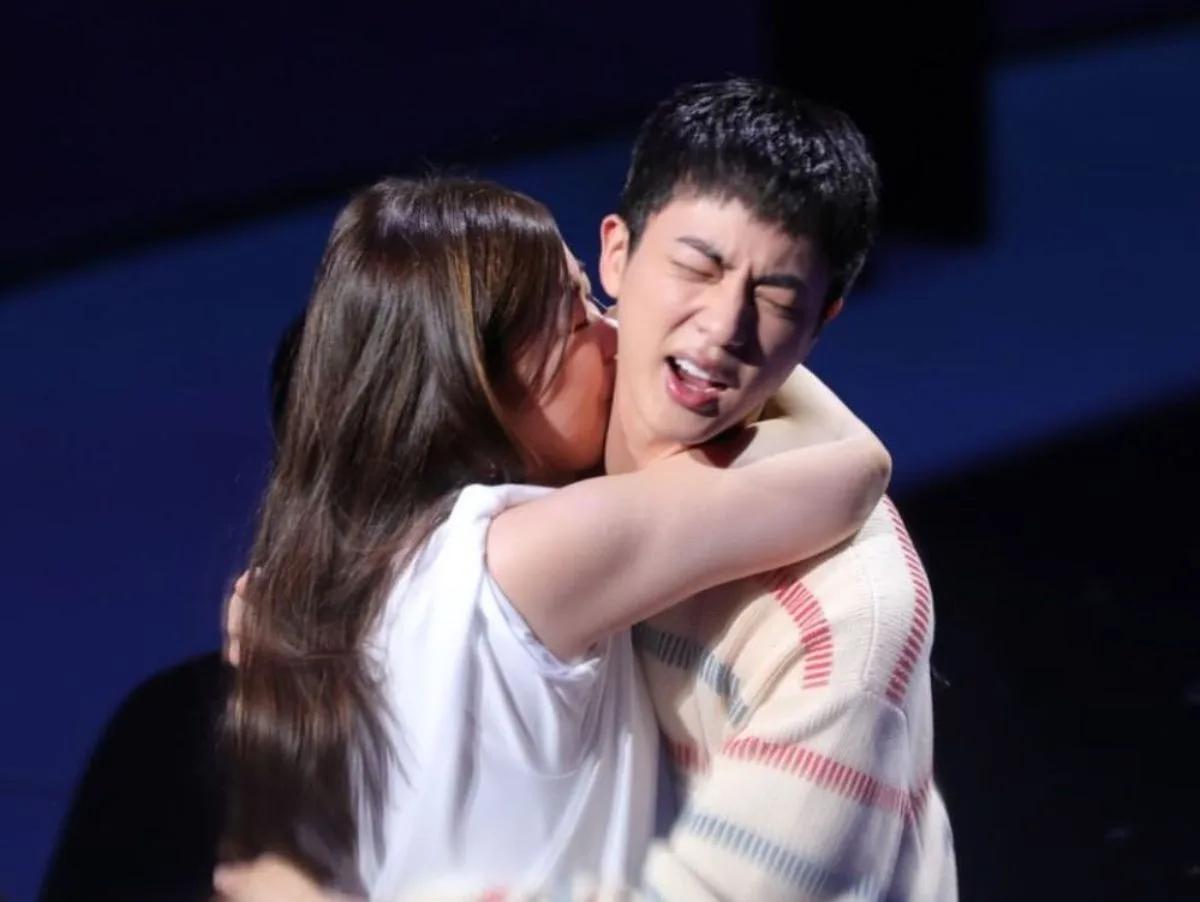 Fãs que assediaram Jin da BTS serão acusados de agressão sexual.