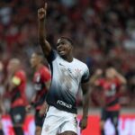 Zagueiro Cacá atinge melhor temporada artilheira da carreira.