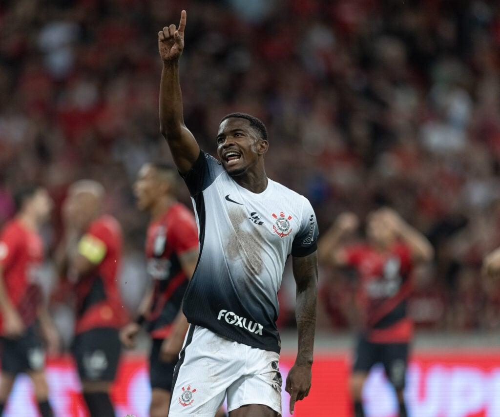 Zagueiro Cacá atinge melhor temporada artilheira da carreira.