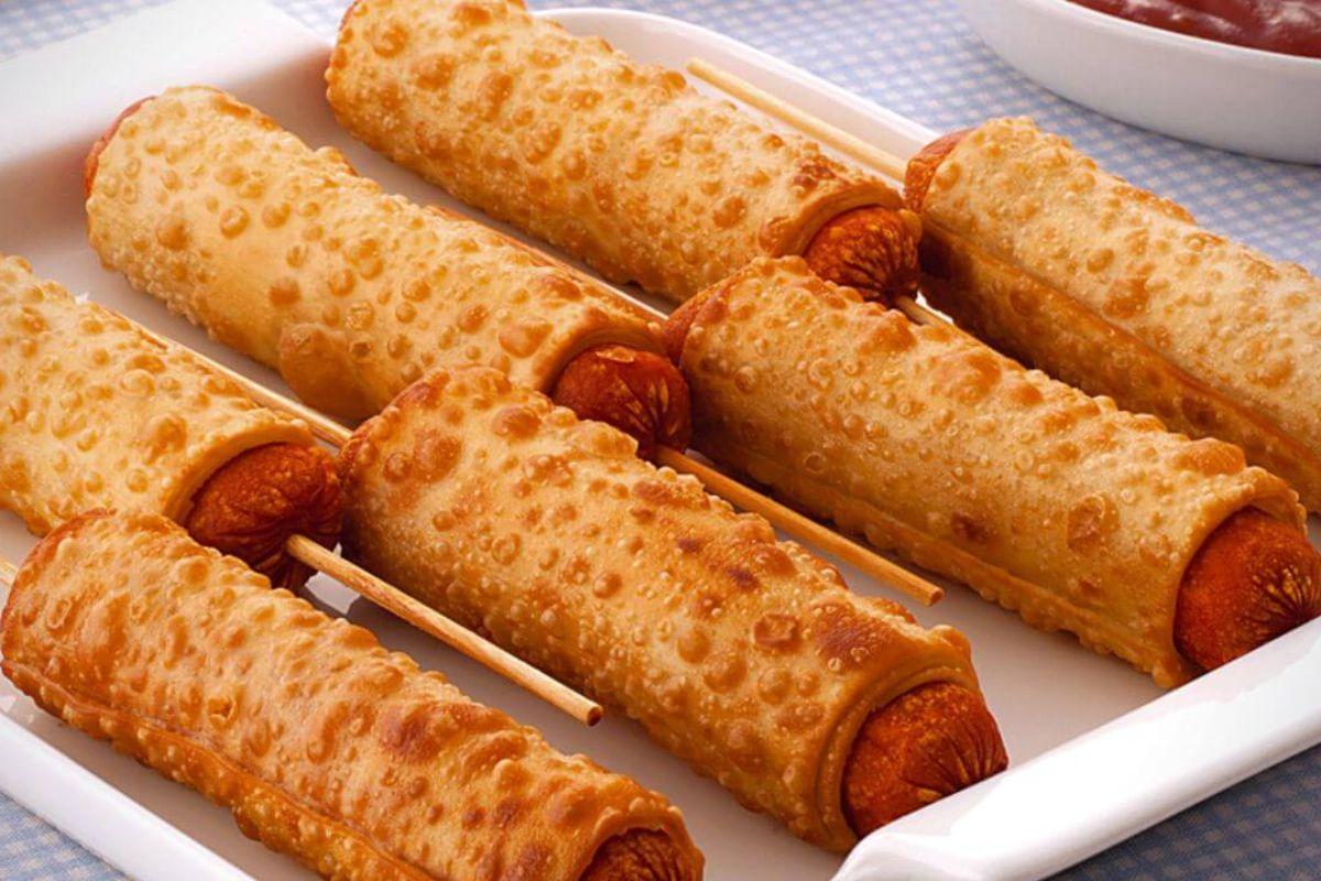 Receita perfeita de cachorro-quente no espeto para sua festa junina.
