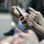 Título sugerido:Chefe da saúde pública dos EUA pede aviso sobre riscos nas redes sociais. Título sugerido: Chefe da saúde pública dos EUA pede aviso sobre riscos nas redes sociais.