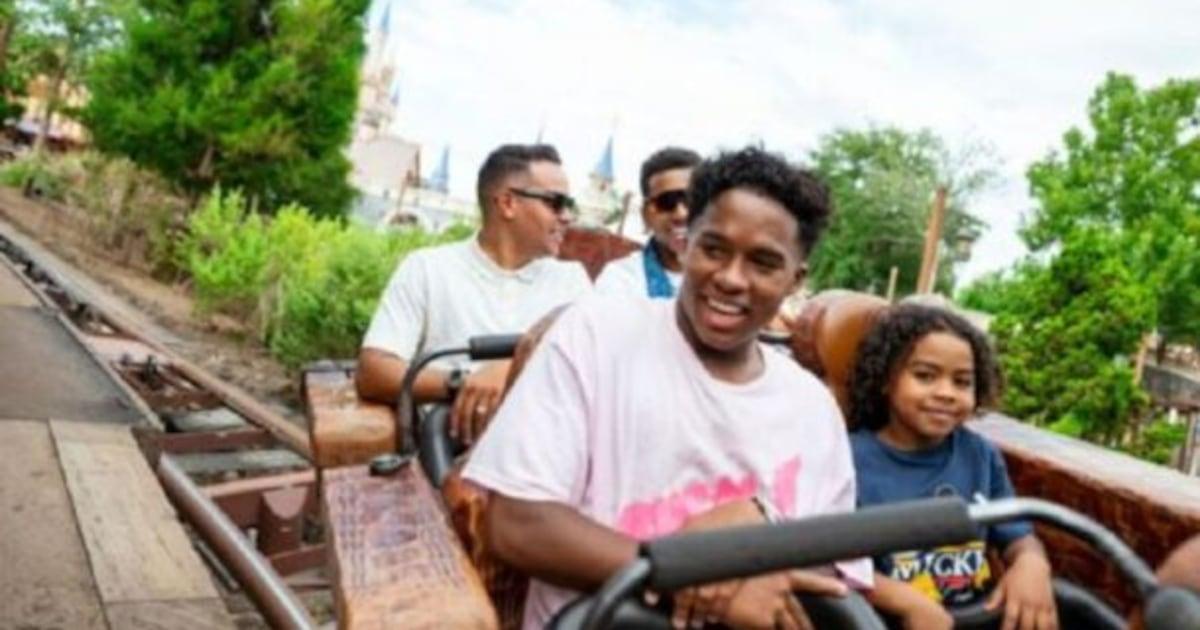 Endrick aproveita adolescência e segue conselhos de Abel Ferreira.