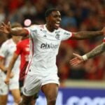 Evertton Araújo celebra gol crucial que mantém o Flamengo no topo. Evertton Araújo celebra gol crucial que mantém o Flamengo no topo.