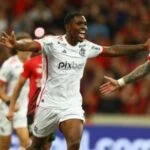 Evertton Araújo celebra gol crucial que mantém o Flamengo no topo.