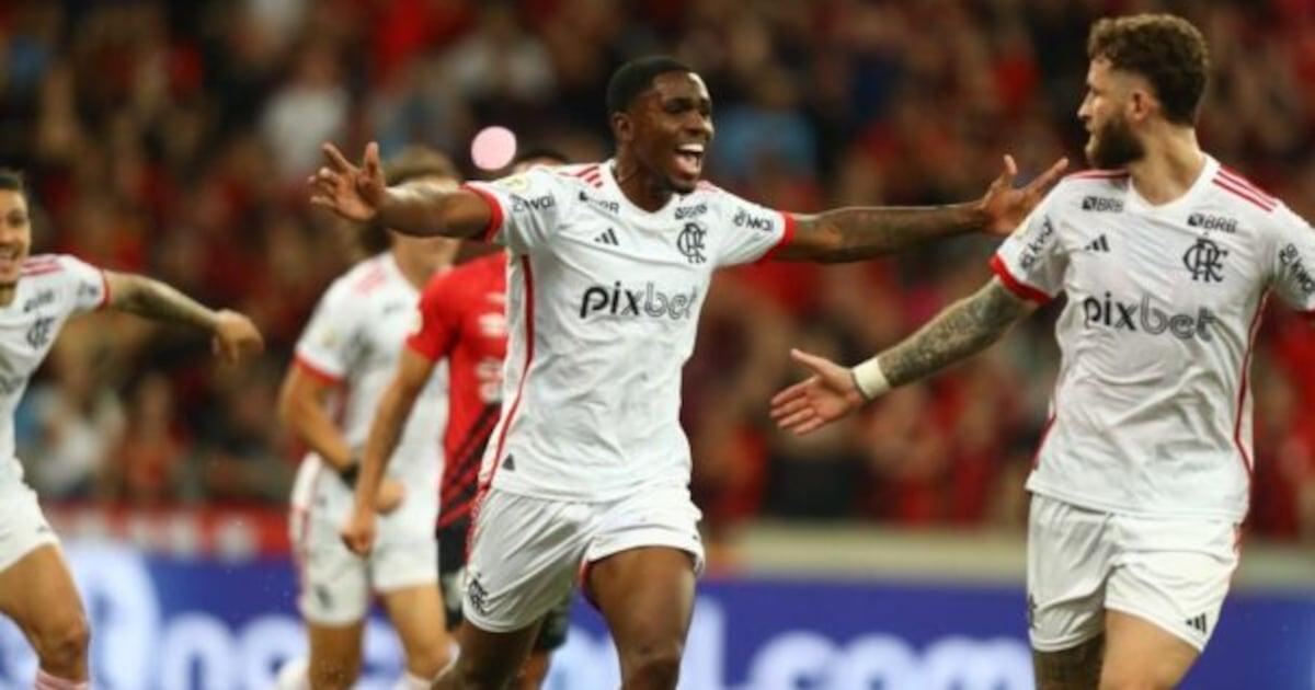 Evertton Araújo celebra gol crucial que mantém o Flamengo no topo.