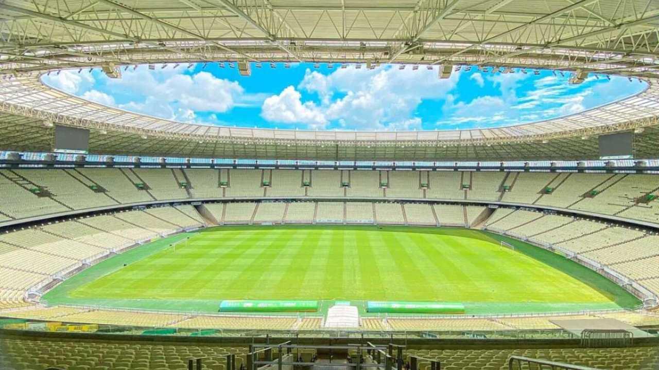 Confronto decisivo entre Fortaleza e Palmeiras no Brasileirão.