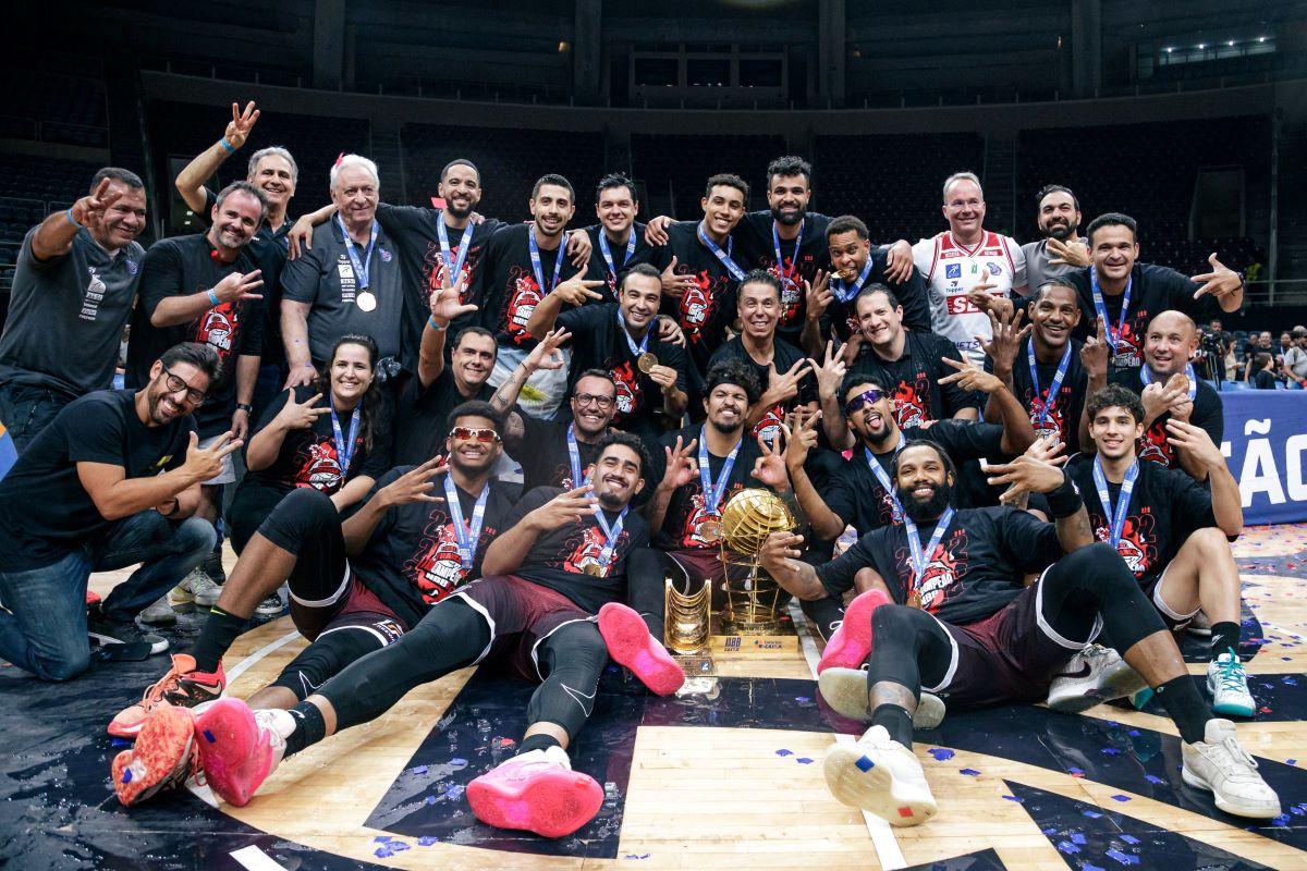 Franca vence Flamengo e conquista o tricampeonato do NBB.