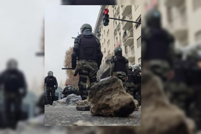 Título: O governo argentino denuncia ataque violento durante votação do Megaprojeto no Senado.