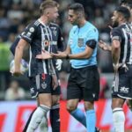 Jogador do Atlético é expulso após reação à câmera. Jogador do Atlético é expulso após reação à câmera.