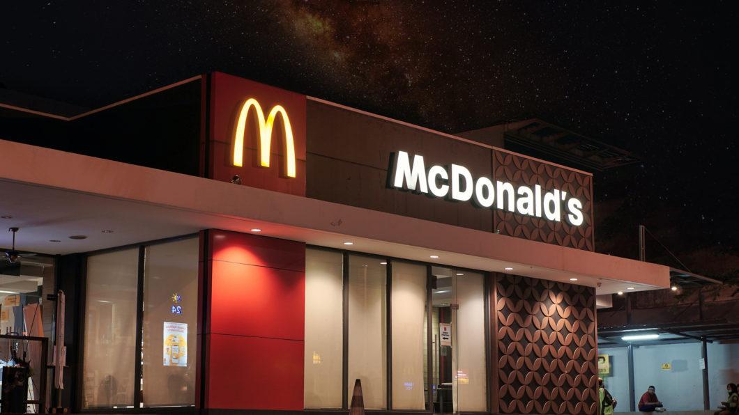 A McDonald's abandona IA no drive-thru, mas acredita no futuro da tecnologia.