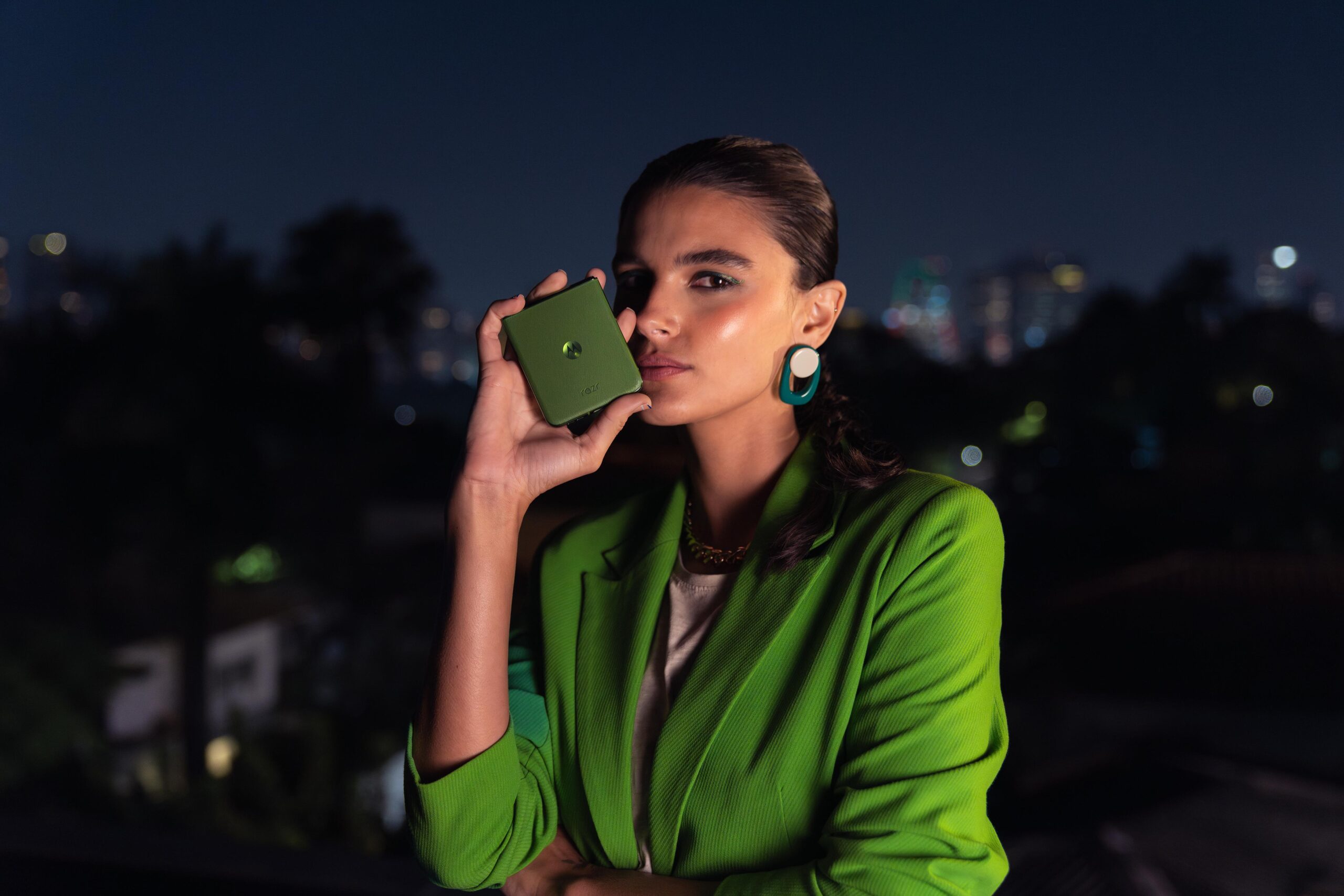 Motorola lança o Razr 50 com tela maior e inteligência artificial.