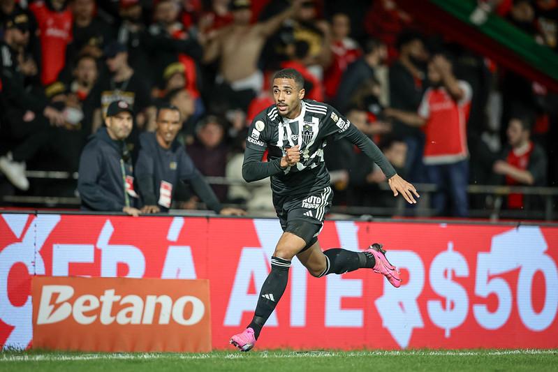 Zagueiro Rômulo encerra jejum de 37 anos do Atlético.