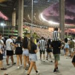 Torcedores animados acompanham o duelo Grêmio vs. Botafogo em Cariacica. Torcedores animados acompanham o duelo Grêmio vs. Botafogo em Cariacica.