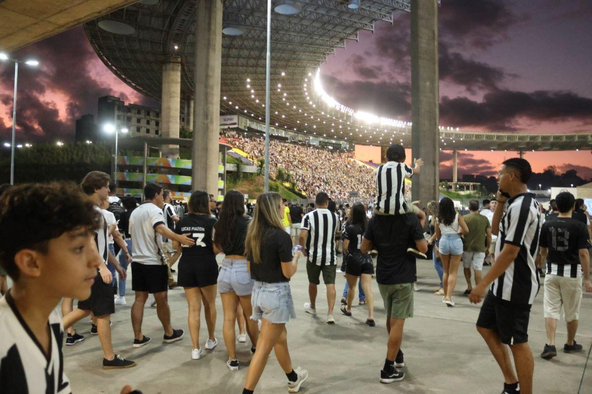 Torcedores animados acompanham o duelo Grêmio vs. Botafogo em Cariacica.