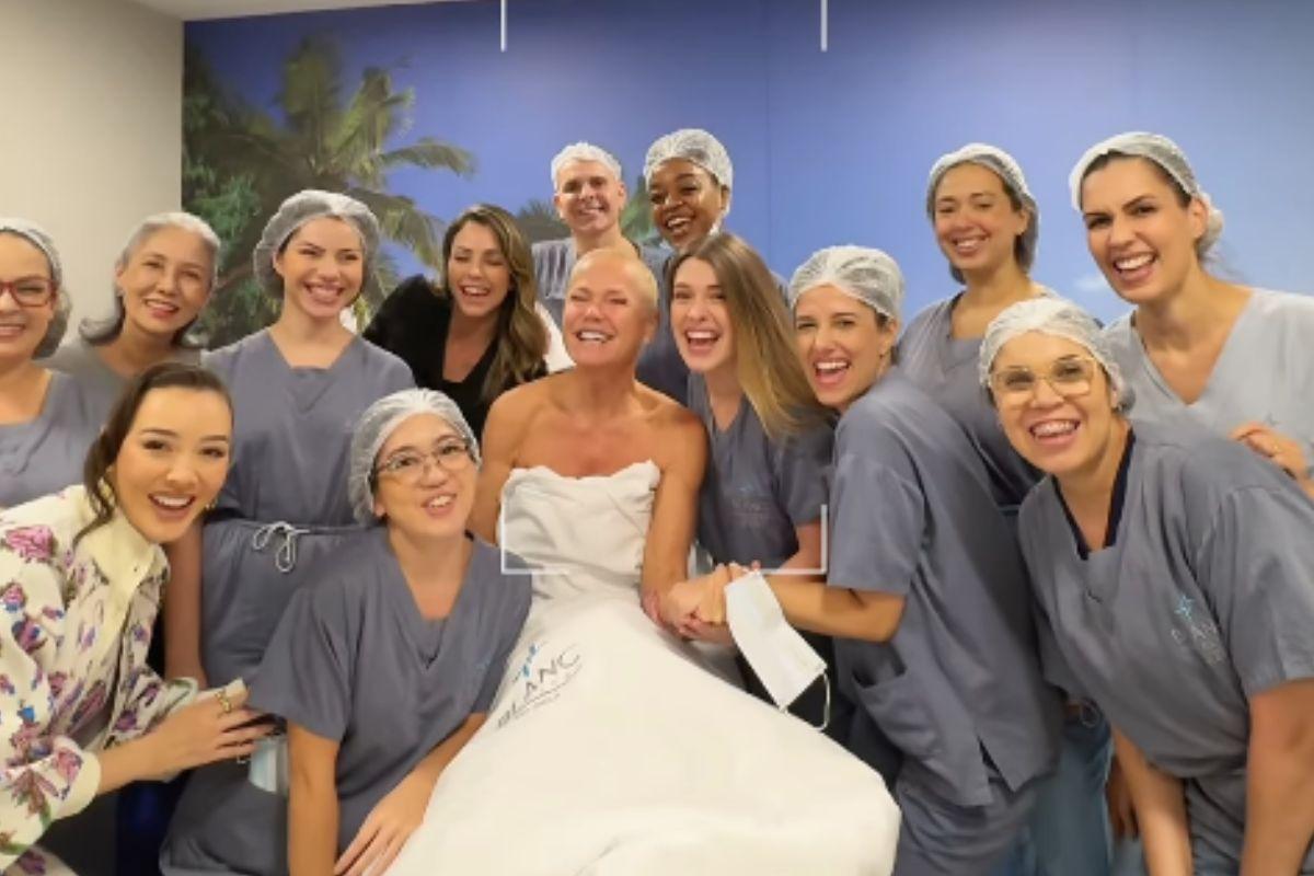 Xuxa realiza 80 procedimentos estéticos em 7 horas.