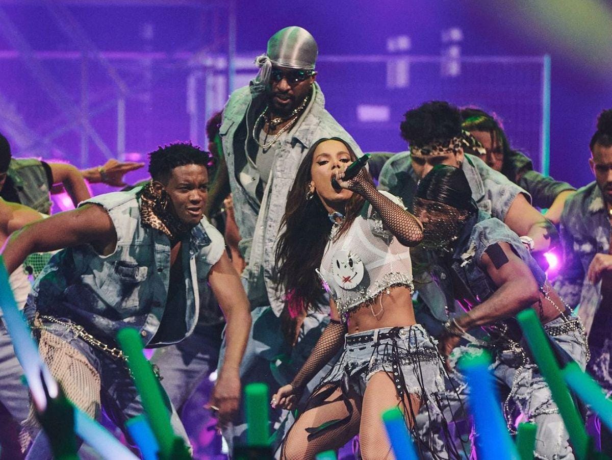 Anitta brilha no Prêmios Juventud com medley épico.