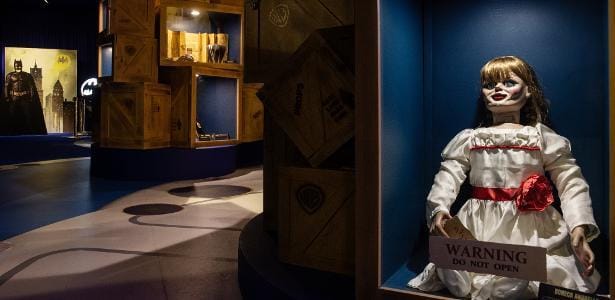 Incêndio devasta exposição de relíquias da Casa Warner.