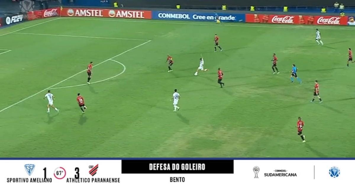 Athletico Paranaense na CONMEBOL Sudamericana 2024: Goleiro Bento se destaca em campo.