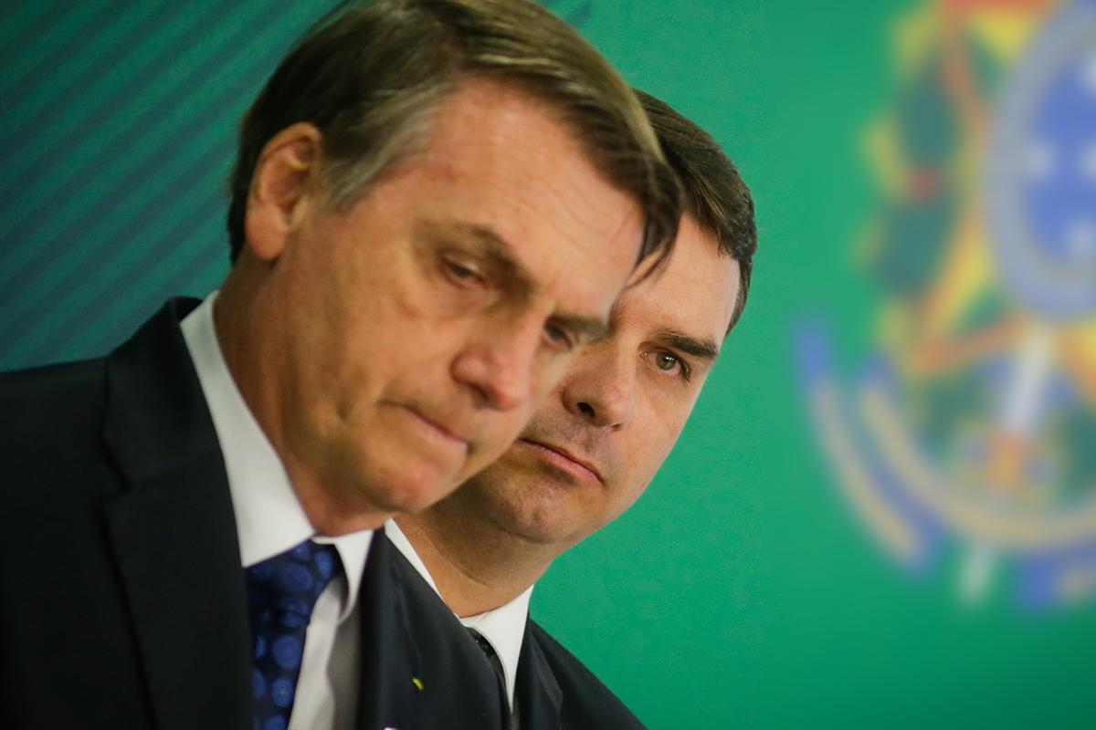 Agentes da Abin usados por Bolsonaro para proteger Flávio e deter auditores da Receita.