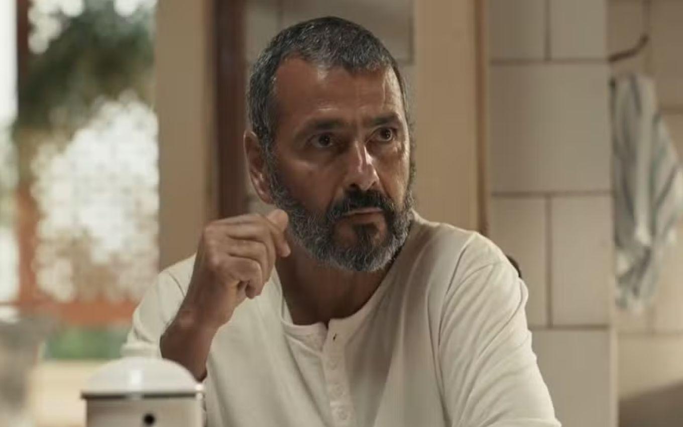 Inocêncio abandona fazenda e vai morar com Aurora.