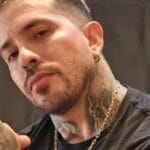 Amor livre: Arthur O Urso protesta contra polifobia com tatuagem. Amor livre: Arthur O Urso protesta contra polifobia com tatuagem.