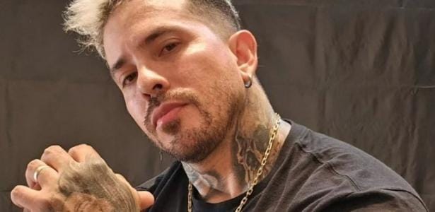 Amor livre: Arthur O Urso protesta contra polifobia com tatuagem.