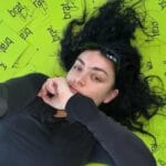 Charli XCX's "Brat" inspira campanha de Kamala Harris nos EUA.