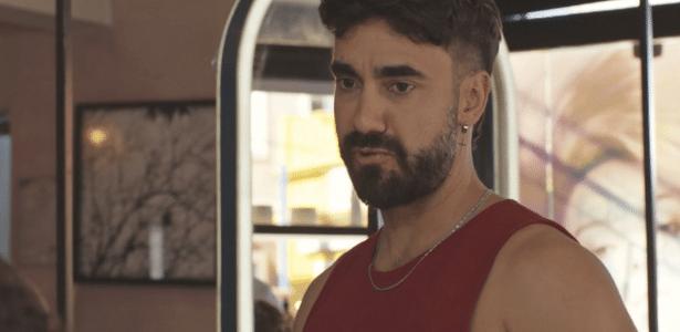 Chicão fica surpreso com nova inquilina na pensão.