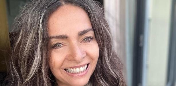 Claudia Ohana impressiona com seu corpo em body preto.