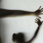 Crianças recebem indenização de R$ 60 mil após abuso sexual por parente. Crianças recebem indenização de R$ 60 mil após abuso sexual por parente.