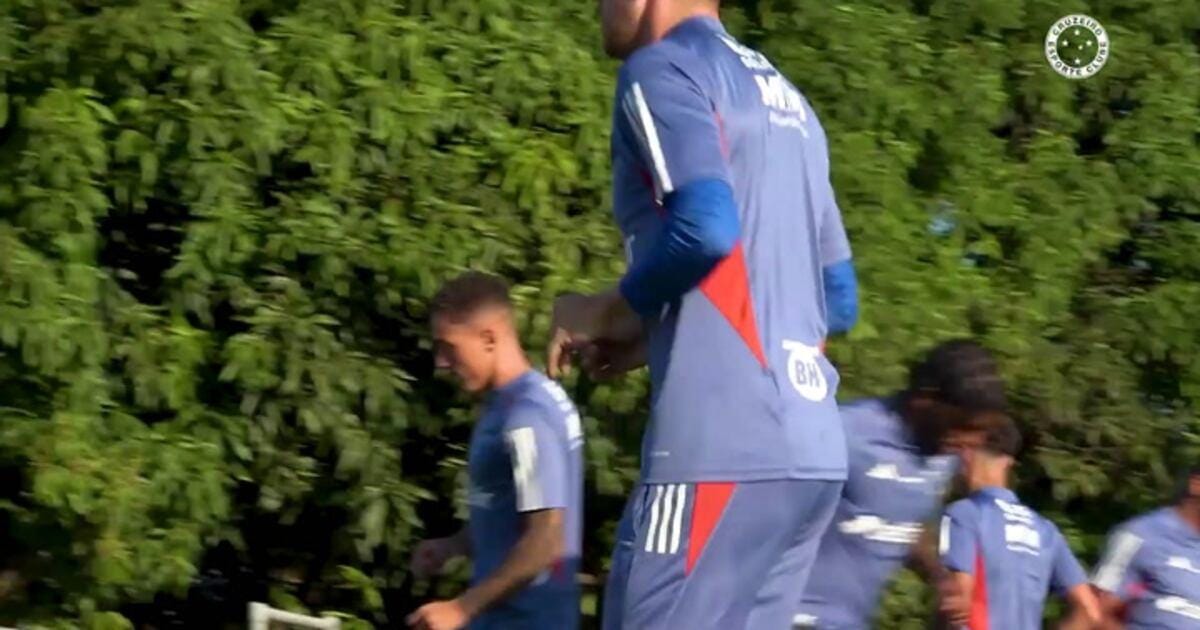 Cruzeiro prepara-se para encarar o Corinthians no Brasileirão.