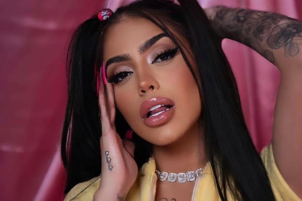 Ex-Fazenda responde a mensagens de Yuri Lima.