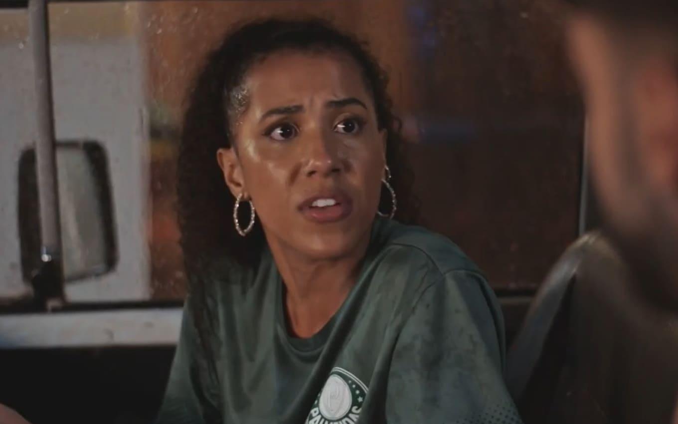 Andrômeda fica arrasada após término de seu relacionamento com Chicão.