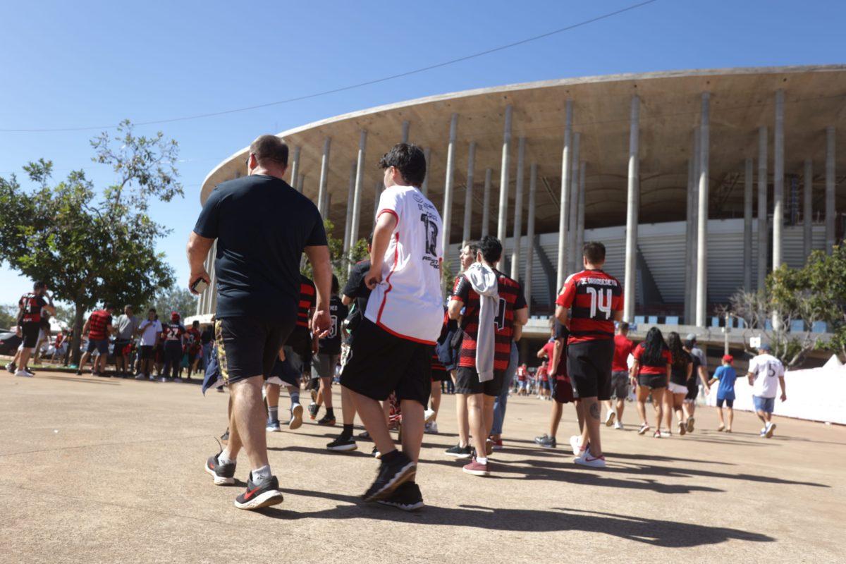 Torcedores lotam a Arena BRB para grande confronto entre Flamengo e Criciúma.