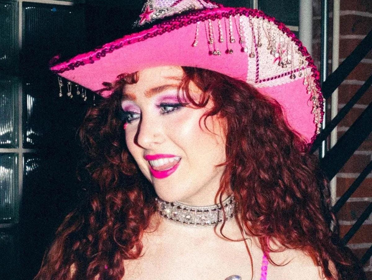 Hannah Montana inspira nova fase pop de Chappell Roan.