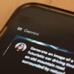 Navegação segura e recursos essenciais na tela bloqueada. Navegação segura e recursos essenciais na tela bloqueada.