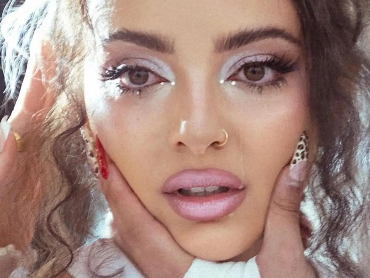 Jade Thirlwall embarca em carreira solo após sucesso com Little Mix.