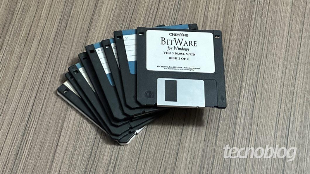 Título: O Japão vence guerra contra o uso obsoleto de disquetes.