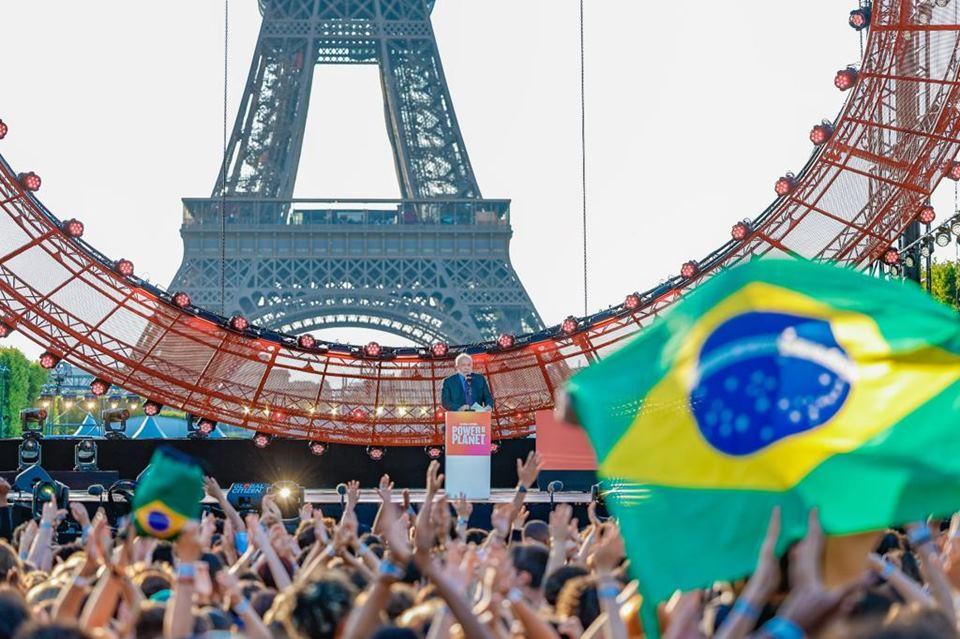 Lula critica privatização e propõe homenagem a Santos Dumont na Torre Eiffel.