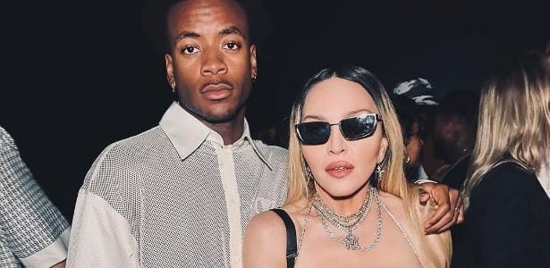 Filho de Madonna come restos de comida após sair de casa da mãe.