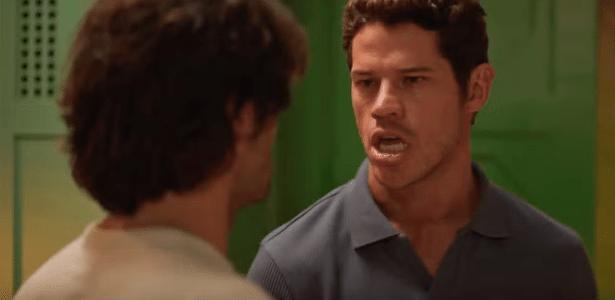 Marcelo e Zélia planejam acabar com casamento de Artur.