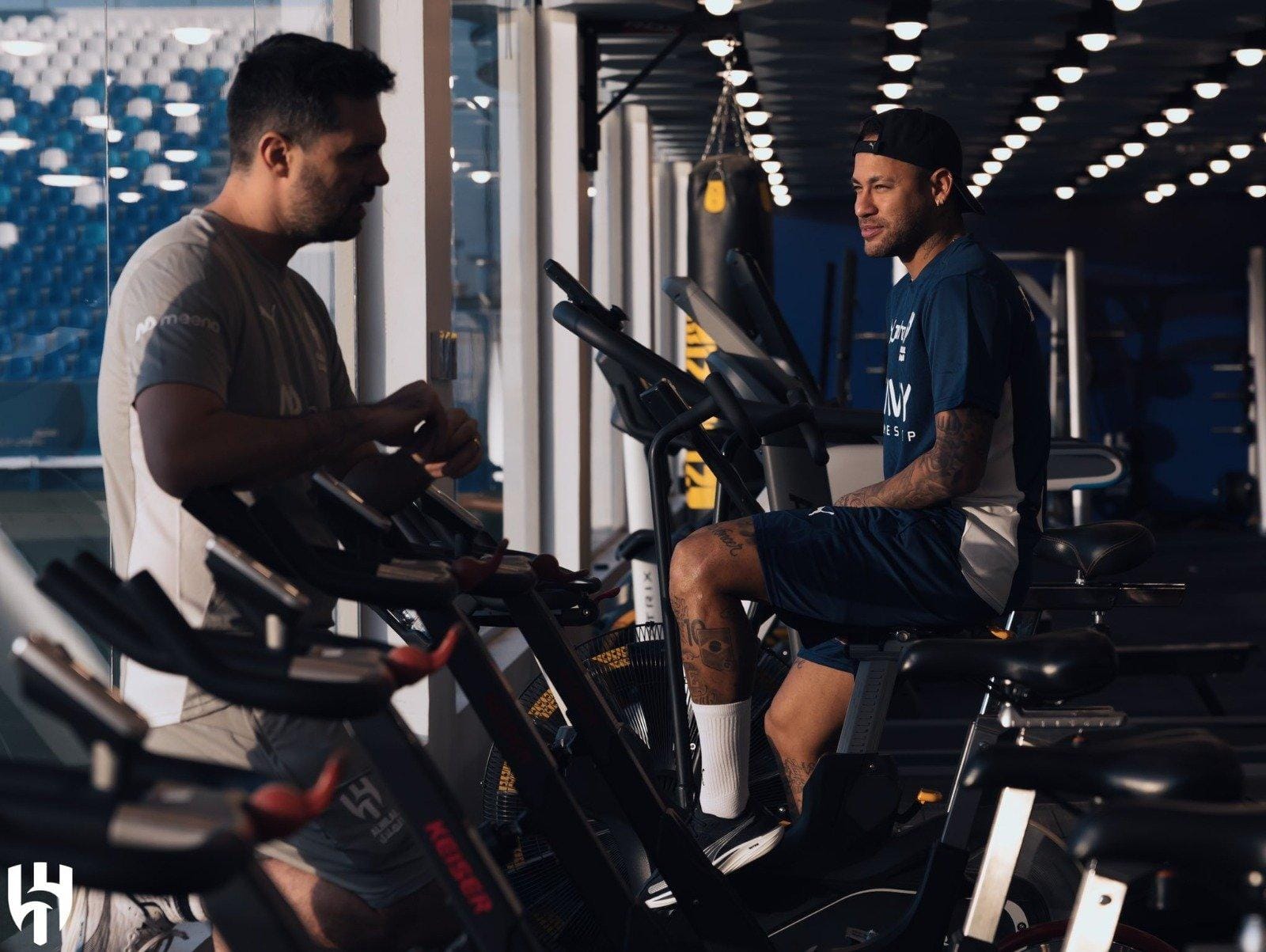 Neymar Jr. retorna aos treinos do Al-Hilal visando a próxima temporada.