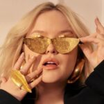 Nicola Coughlan, a atriz de Bridgerton, lança single beneficente sobre sua paixão por sapatos. Nicola Coughlan, a atriz de Bridgerton, lança single beneficente sobre sua paixão por sapatos.